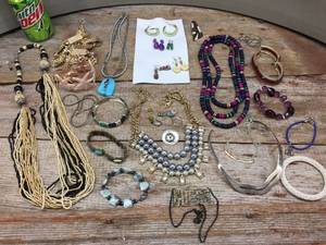lot 248 image: Group Costume & Vintage Jewelry Including Trifari Necklace