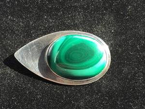 lot 252 image: Sterling BroachPin with Green Stone