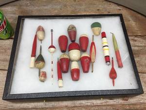 lot 267 image: Vintage Early Wooden Fishing Bobbers - Display