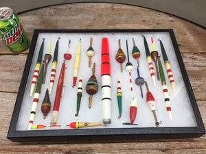 lot 268 image: Attractive Vintage Wooden Fishing Bobbers - Display