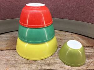 lot 301 image: Pyrex Nesting Bowls - Primary Colors