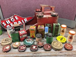 lot 305 image: Antique Shoe Shine Kit with Supplies - See Pics