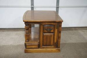 lot 4 image: Wooden Side Table With Cabinet