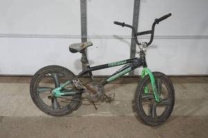 lot 14 image: Kids Mongoose Bike