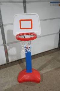 lot 18 image: Childrens Basketball Hoop