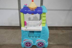 lot 20 image: Play-Doh Kitchen Creations Ultimate Ice Cream Truck Play set