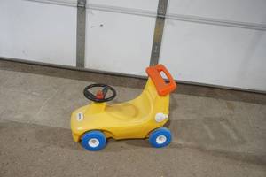 lot 21 image: Little Tikes Ride On Toy