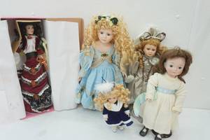 lot 39 image: Porcelain Dolls (5ct)