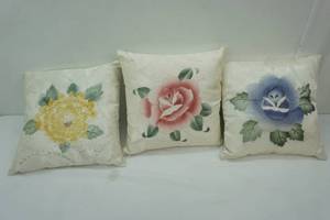 lot 50 image: accent pillows