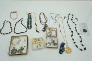 lot 67 image: Fashion Jewelry