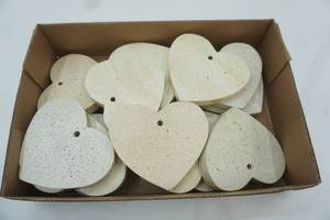 lot 70 image: 4 decorative wooden hearts