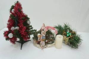 lot 76 image: Christmas Decor
