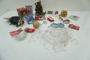lot 85 image: Christmas Ornaments & Decor