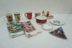 lot 167 image: Cardinal Christmas  Serving Tray & Hand Towels