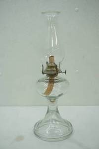 lot 192 image: Vintage Clear Glass Oil Lamp 18.5tall