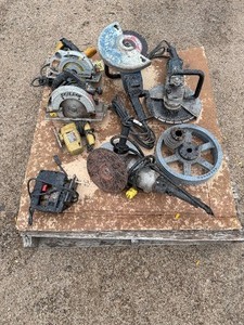 lot 71 image: Pallet of corded tools circular saws, cutoff saws, jigsaws, angle sander, pulleys