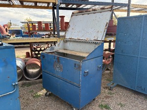 lot 12 image: Slanted Metal jobbox with a Reed Chain Vise attached. H 55  x 30 x 48
