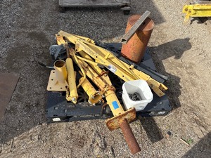 lot 20 image: Vestal 10002000LB Winch