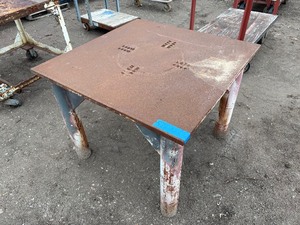 lot 53 image: Steel work table H 32 x 42 x 42
