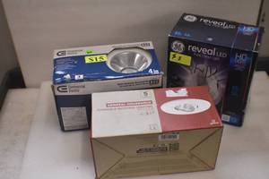 lot 19 image: 3 light fixturs