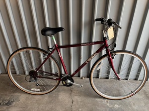 lot 715 image: Trek 720 Hybrid Bicycle - Size Small