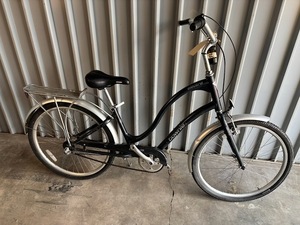 lot 717 image: Electra Townie Cruiser Bicycle 