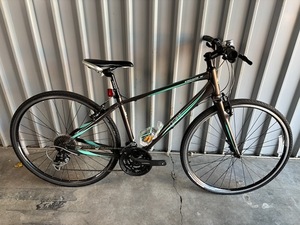 lot 730 image: Giant Escape W Hybrid Bicycle - Size Small