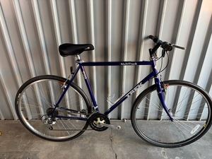 lot 735 image: Trek 720 Hybrid Bicycle - Size Large