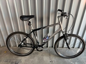 lot 745 image: Trek Navigator 400 Hybrid Bicycle - Size Large