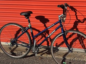 lot 795 image: Trek 750 Step Thru Hybrid Bicycle - Size Medium