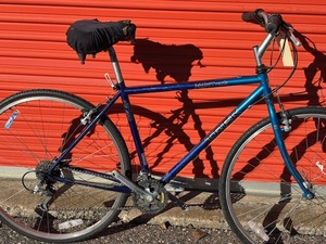 lot 943 image: Trek 720 Hybrid Bicycle  - Size Medium