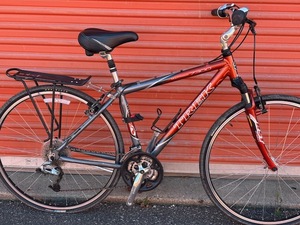 lot 957 image: Trek 7300 Hybrid Bicycle - Size Medium