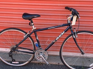 lot 960 image: Trek 700 Hybrid Bicycle - Size Medium