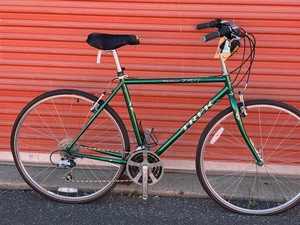lot 970 image: Trek 720 Hybid Bicycle - Size Large
