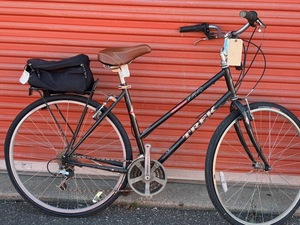 lot 995 image: Trek 720 Step Thru Hybrid Bicycle - Size Medium  Large