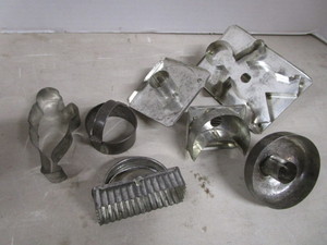 lot 18 image: Vintage Tin Cookie Cutters