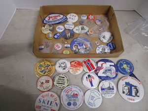 lot 19 image: Pinback Buttons