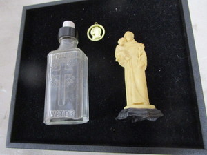 lot 32 image: Religious Smalls