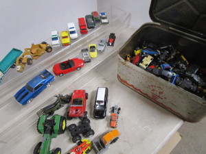 lot 41 image: Toy Cars, Tin Box