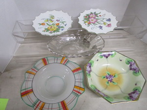 lot 42 image: Hand Painted Plates & Bowls