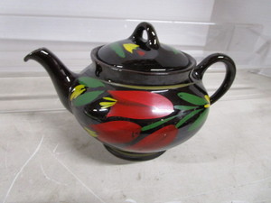 lot 46 image: Royal Canadian Teapot