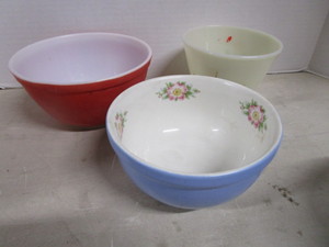 lot 67 image: Hall, Fire King, Pyrex Bowls