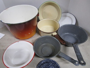 lot 107 image: Enamel Pans & Lids