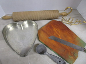 lot 129 image: Kitchenwares, Lefse, Board w Knife