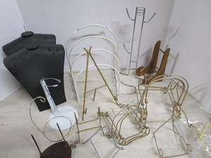 lot 132 image: Display Items