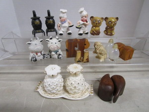 lot 140 image: Salt & Pepper Shakers