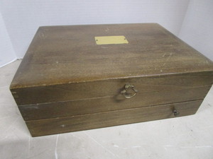 lot 143 image: Tableware & Box