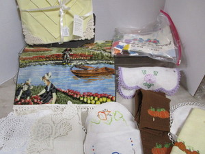 lot 159 image: Vintage Fancy Work, Doilies, Hand Towels