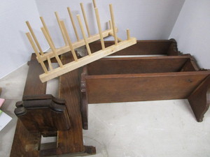 lot 178 image: Knick Knack, Book, Plate Racks