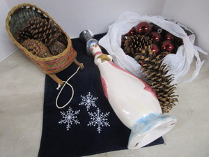 lot 193 image: Ceramic snowman, Runner, Pine Cones